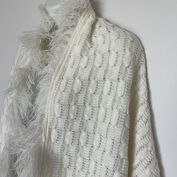 Classic cable knit fringed shawl - Picture 2 of 9